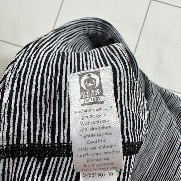 Athleta Leggings Womens Large Black White Ultimate Capri Linear Lines Striped - Picture 6 of 10